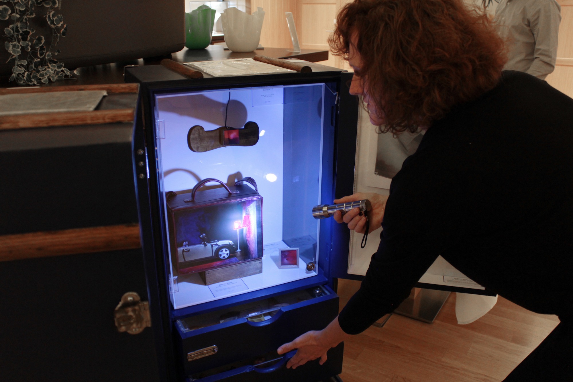 Mya Lurgo mostra l'esposizione "Wunderkammer" contenuta all'interno di 1st Class Artery, una galleria a forma di baule